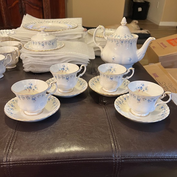 4 Royal Albert Elegant Blue Floral Tea Cup and Saucer